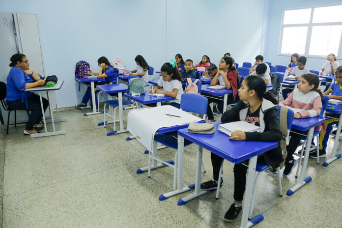 Sala de aula SEMED aluno estudando professor