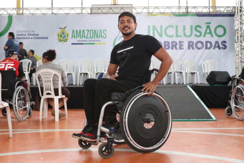 Governador Wilson Lima alcança mais de 500 pessoas com deficiência com nova entrega de cadeiras de rodas 11_foto Diego Peres Secom_paratleta Dyonath Pereira