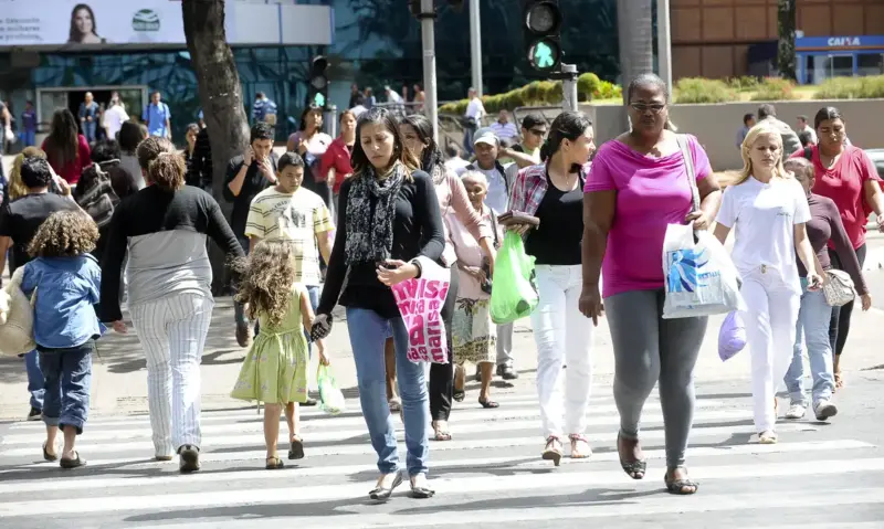 população andando na rua. Foto Wilson Dias