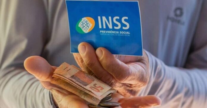 Beneficiario-do-INSS-segurando-cartao-e-notas-de-dinheiro
