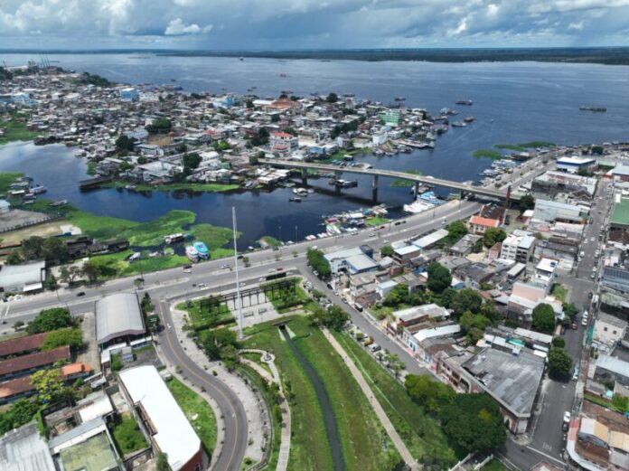 Cidade de Manaus vista de cima ORla do Rio Porto Manaus Moderna