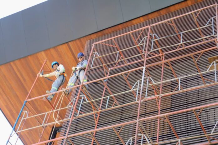 Construção operarios em obra