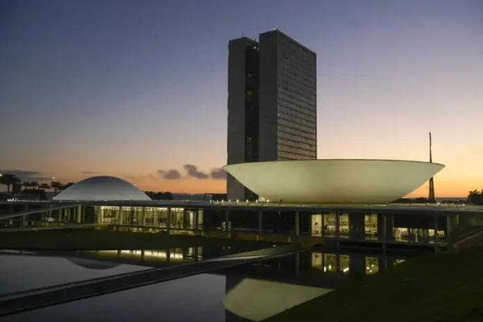 Fachada do Congresso Nacional, a sede das duas Casas do Poder Legislativo brasileiro, durante o amanhecer. — Foto- Pedro França:Agência Senado