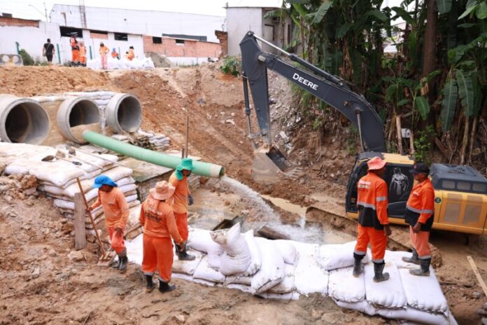 Prefeitura de Manaus implanta mais de quatro mil sacas de rip-rap em drenagem no bairro Parque 10