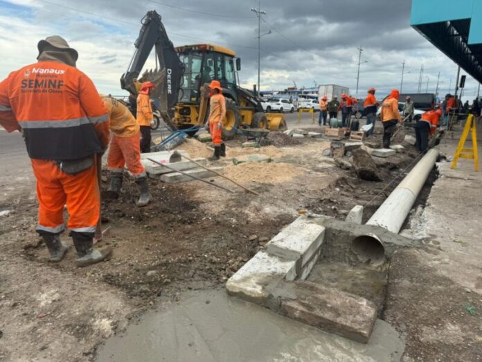 Prefeitura realiza obras de recuperação de calçada da feira Manaus Moderna 3