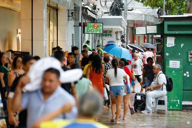 comercio pessoas andando na rua fazendo compras comercio lojas economia
