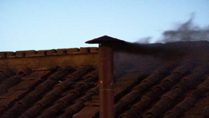 conclave fumaça preta