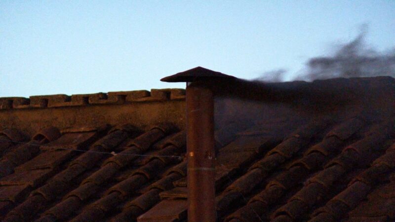 conclave fumaça preta