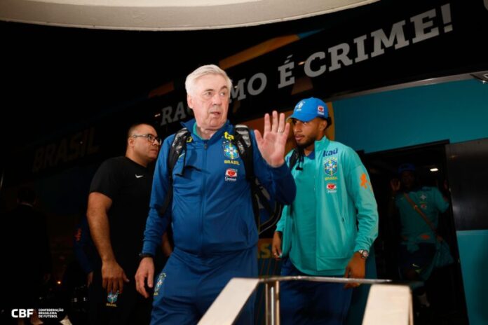 Carlo Ancelotti acena para fãs da Seleção Brasileira em Guayaquil Créditos- Rafael Ribeiro:CBF