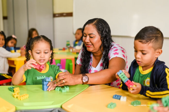Profissionais da Educação professor sala de aula educção infantil