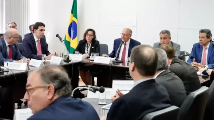 150725---o-vice-presidente-geraldo-alckmin-psb-gerencia-a-reuniao-com-ministros-e-empresarios-da-industria-para-rebater-tarifas-dos-eua-1752594609487_v2_900x506.jpg
