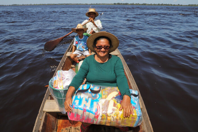 cheia rio negro canoa cesta basica ribeirinho