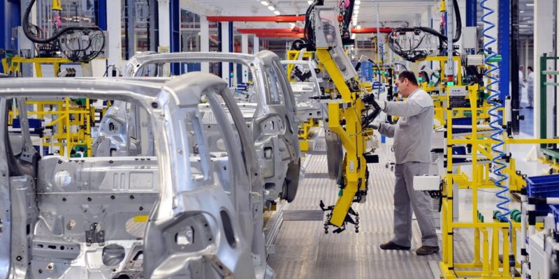 Carros, industria montadora de carros, fábrica de carros. Foto - Shutterstocka