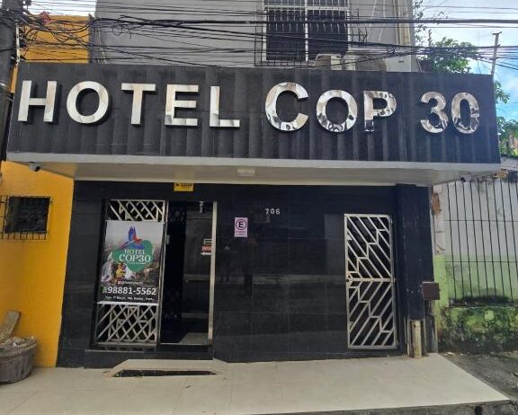 Hotel Cop 30