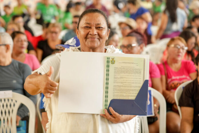 Governador Wilson Lima entrega 600 títulos definitivos e programa já beneficia mais de 20,8 mil famílias com regularização fundiária - Antônia Coutinho - Foto Diego Peres - Secom (8)