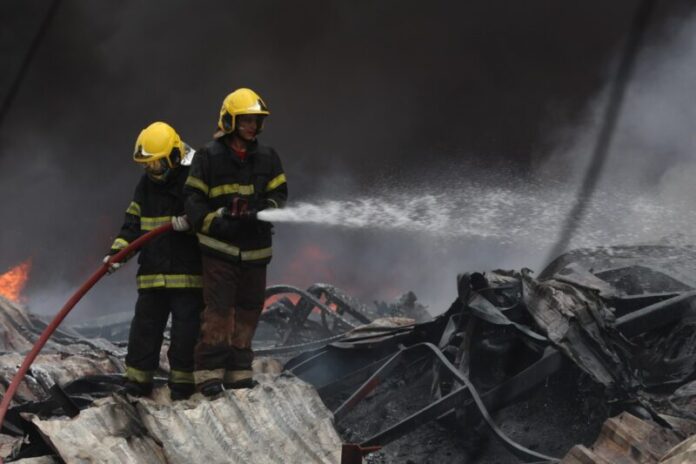 Governo do Amazonas monta força-tarefa para combater incêndio de grandes proporções em Manaus 7_Foto Mauro Neto Secom