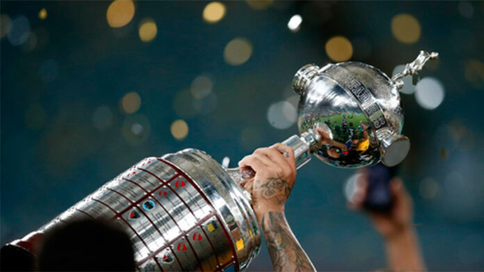 Taça da Copa Libertadores- sete brasileiros disputarão a competição em 2024 (Foto- Conmebol:Divulgação)