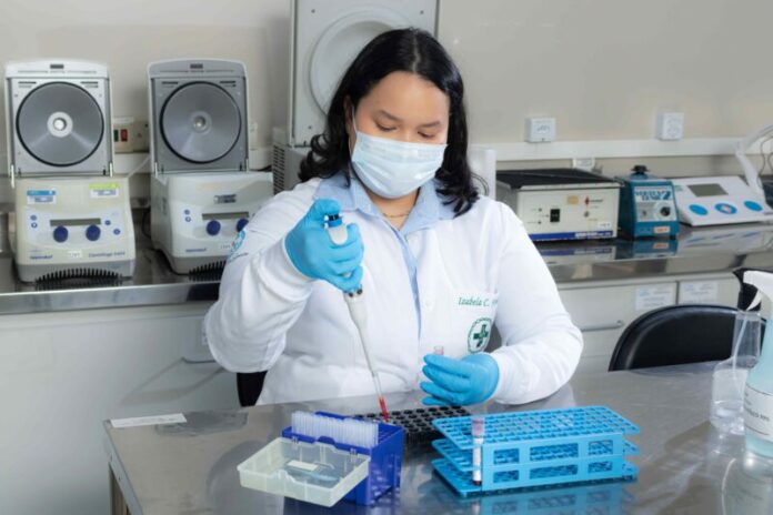 HEMOAM_ALUNA MESTRADO PPGH PIPETANDO AMOSTRA - FOTO LEONARDO MOTA (19) (1)