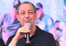 Omar Aziz tranquiliza apoiadores após sofrer insolação durante compromissos de campanha