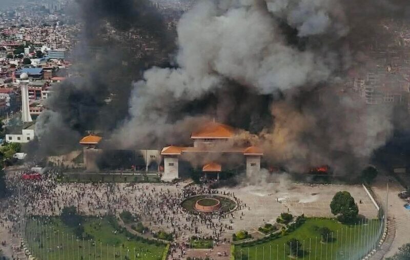 Os manifestantes também incendiaram o prédio da Suprema Corte, um tribunal anticorrupção e causaram danos ao edifício do Parlamento (foto)