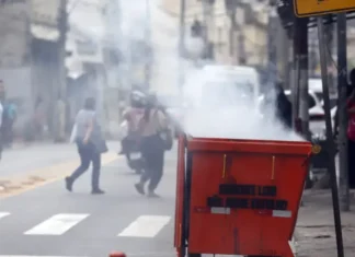 Moradores retiram cerca de 50 corpos em área de mata após operação