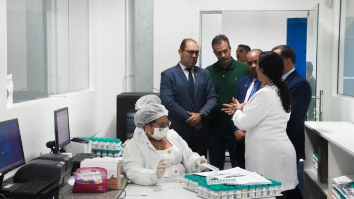 Vereadores da CMM visitam laboratórios municipais e avaliam estrutura para exame de DNA-HPV no SUS (1)