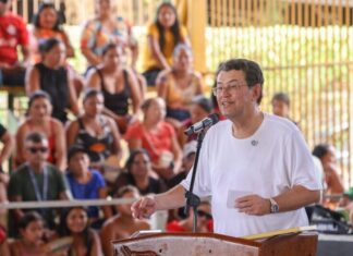 Eduardo Braga anuncia reconstrução do porto de Nhamundá e recebe homenagem