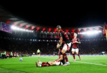 Flamengo vence Santos e empata com Palmeiras na liderança do Brasileirão