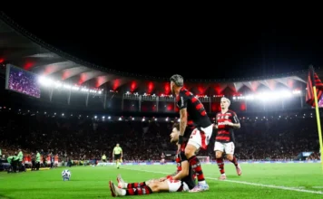 Flamengo vence Santos e empata com Palmeiras na liderança do Brasileirão