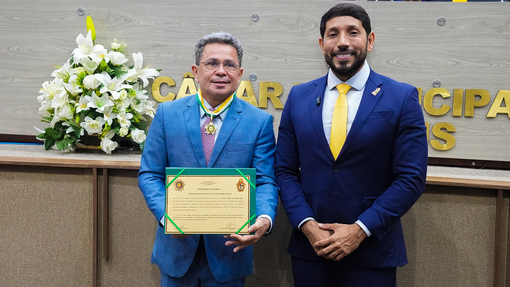 Dr. Eduardo Assis homenageia vice-governador Tadeu de Souza com a Medalha de Ouro da Cidade de Manaus