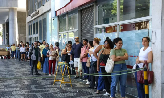 Fila de concurso CNU certame. Foto Thomaz Silva