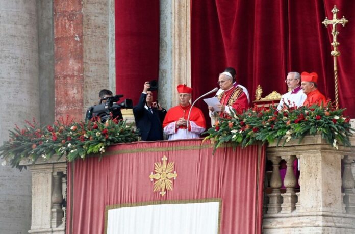 Leão XIV da sacada central da Basílica de São Pedro (@Vatican Media)