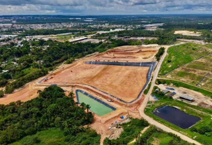 Prefeito David Almeida acompanha avanço de 75% do primeiro núcleo do novo aterro sanitário e destaca solução histórica para resíduos sólidos em Manaus