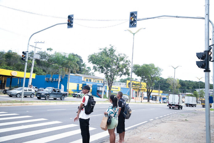semáforo, sinalização de transito rua avenida av do turismo pedestre atravessando