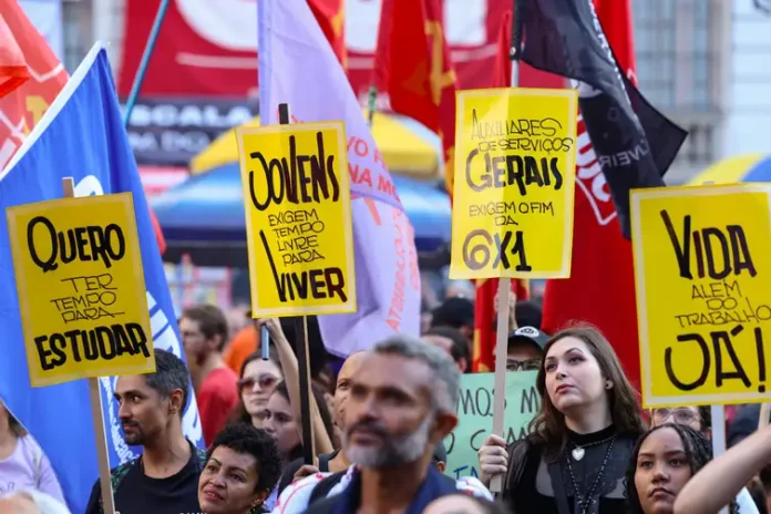 Ato do Dia do Trabalhador pede o fim da escala 6x1 e melhores condições de trabalho e renda, na Cinelândia, no centro da capital fluminense. Foto- Tomaz Silva:Agência Brasil