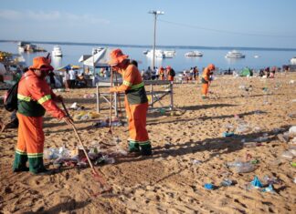 Pós-Réveillon mobiliza 900 garis e recolhe 136 toneladas de lixo em Manaus