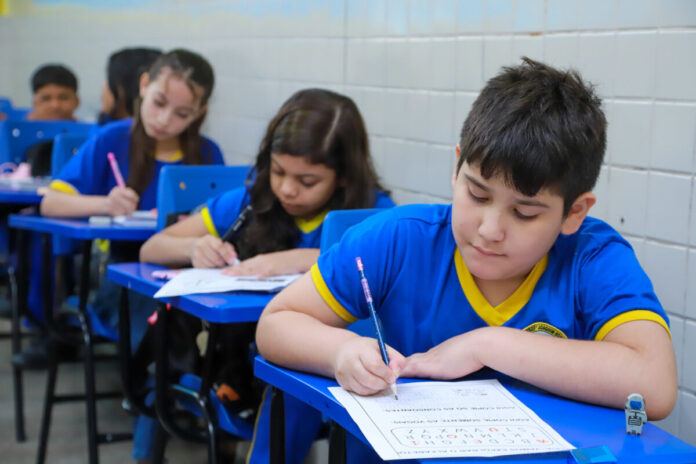 criança estudando escola sala de aula ensino fundamental