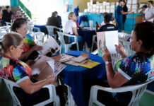 Café Literário entrega 7,4 mil livros a idosos em Manaus