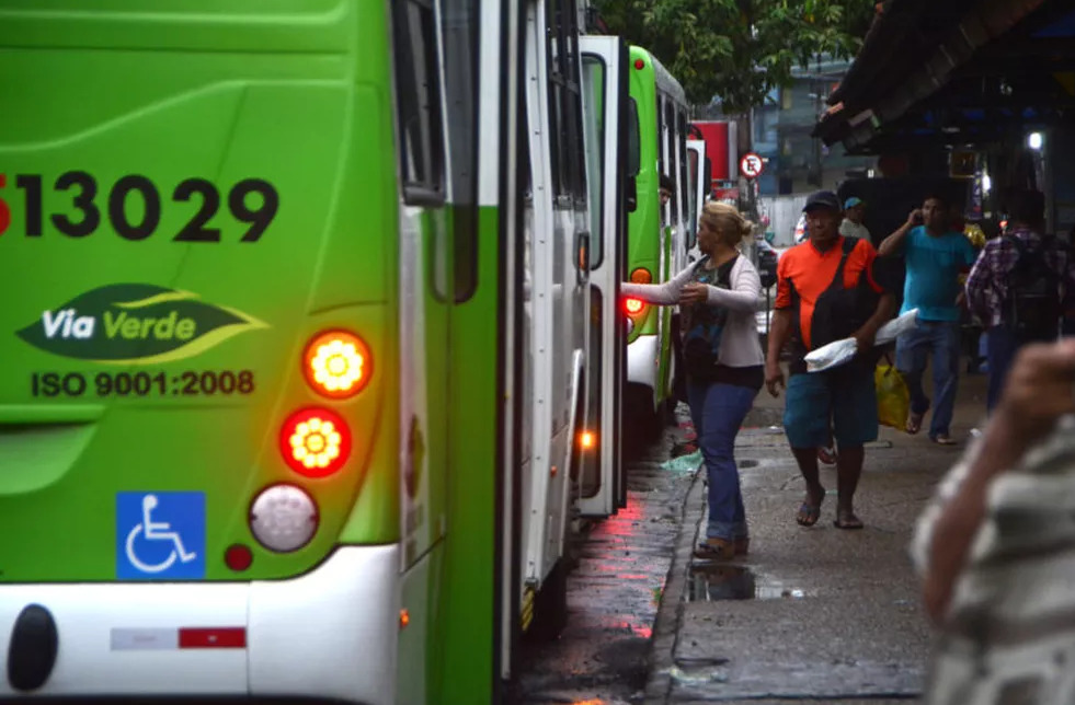 Ponto de ônibus, parada de onibus, passageiros transporte publico