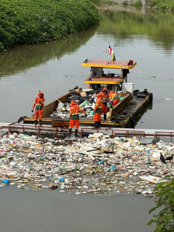 Nova ecobarreira da Prefeitura de Manaus impede 40 toneladas de lixo no rio Negro uma semana depois de instalada 3