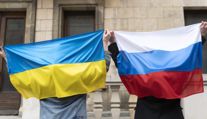 <a href="https://br.freepik.com/fotos-gratis/cidadaos-de-vista-traseira-com-bandeira-russa-e-ucraniana_26412461.htm#fromView=search&page=1&position=3&uuid=62466a9e-5ab6-493e-8c3d-1f0e46fa707a&query=EUA+e+Ucrania+">Imagem de freepik</a>