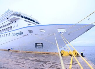 Cruzeiro internacional MS Insignia atraca em Manaus e impulsiona turismo