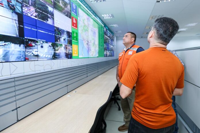 David Almeida coordena resposta a 114 ocorrências após chuva extrema de 160 milímetros atingir Manaus