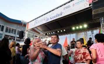 Bolerão da Saudade reúne mais de 1,5 mil pessoas no mirante Lúcia Almeida em Manaus