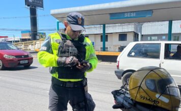 Fiscalização de trânsito autua motoristas e remove veículos em Manaus