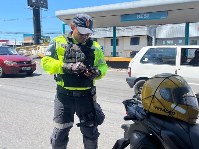 Prefeitura autua 47 condutores e remove veículos por estacionamento irregular em Manaus 3