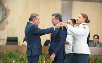 Vice-governador do Amazonas, Tadeu de Souza recebe medalha do TJAM