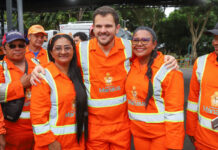 Prefeito Renato Junior entrega novos caminhões de lixo e anuncia reforço na limpeza de Manaus