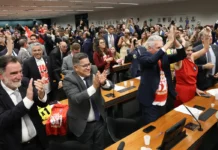 Comissão aprova relatório de PEC que acaba com escala 6X1