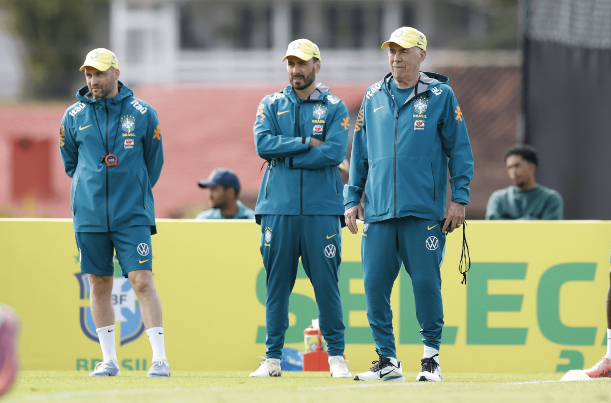 Francesco Mauri, Davide Ancelotti e Carlo Ancelotti observam treino da Seleção na Granja Comary Créditos- Rafael Ribeiro:CBF